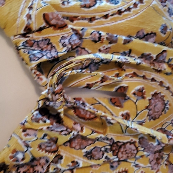 Floral l/s blouse, elastic at waist  and elastic end of sleeve w/ruffle - Picture 4 of 5